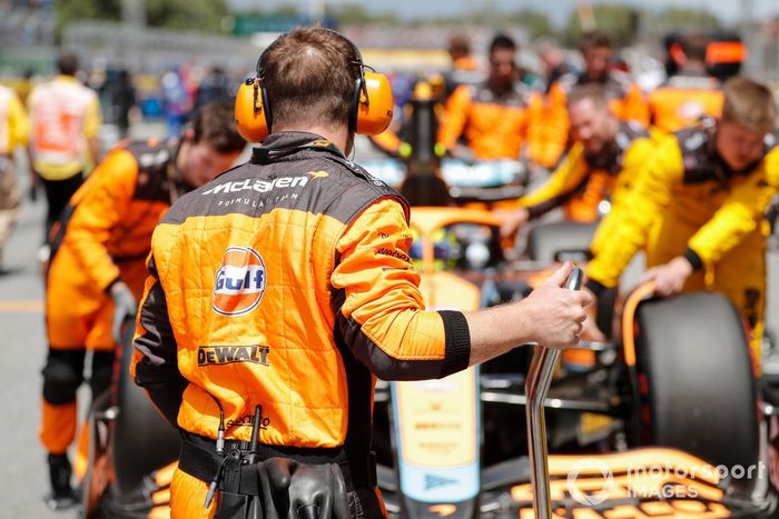 Los mecánicos de McLaren en la parrilla 