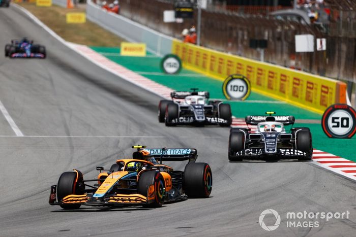 Lando Norris, McLaren MCL36, Yuki Tsunoda, AlphaTauri AT03, Pierre Gasly, AlphaTauri AT03 