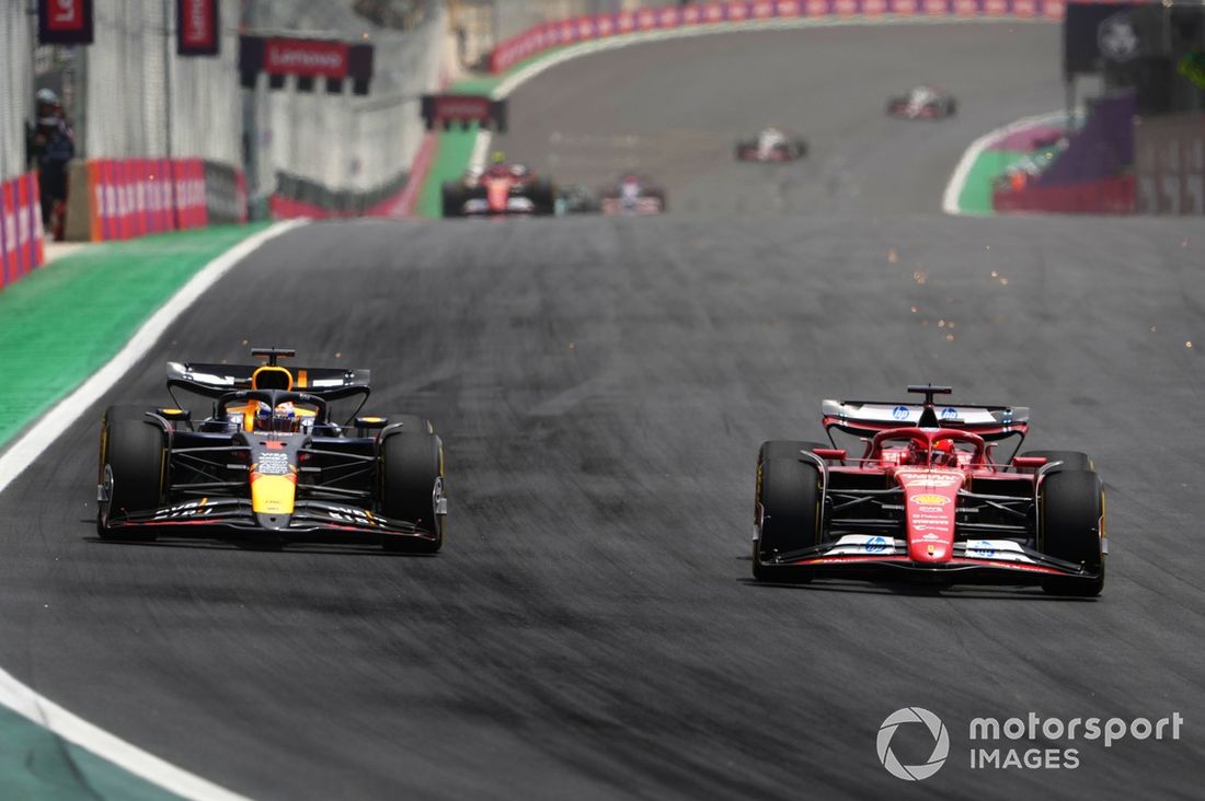 Max Verstappen, Red Bull Racing RB20 lucha con Charles Leclerc, Ferrari SF-24 