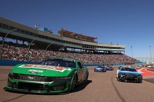 Joey Logano, Team Penske Ford, William Byron, Hendrick Motorsports Chevrolet
