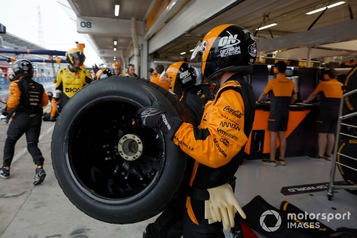El equipo de boxes de McLaren sale del garaje para una parada en boxes