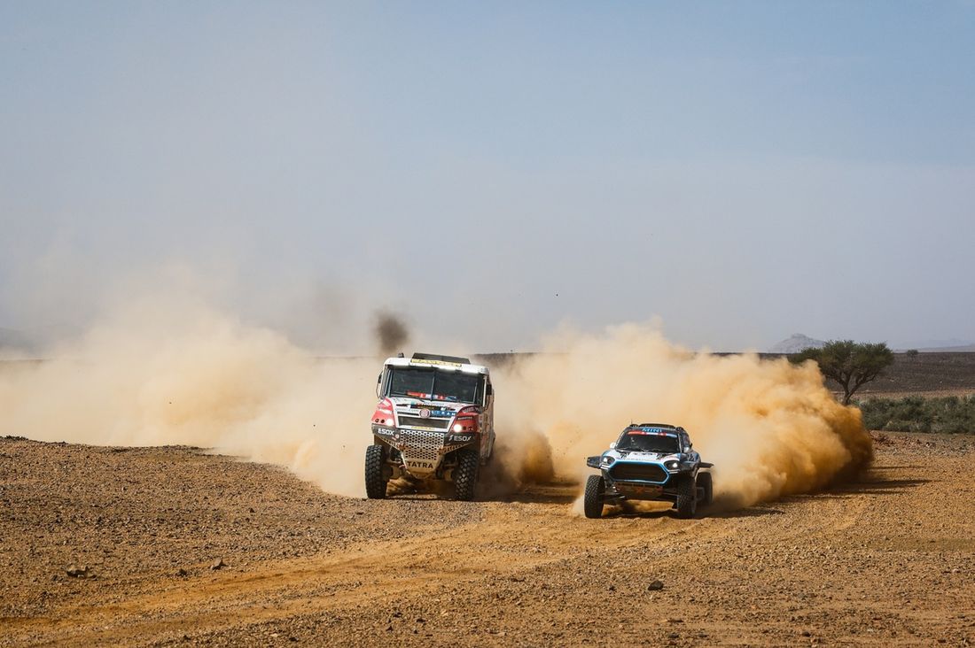 #604 Tatra Buggyra ZM Racing Tatra: Martin Soltys, Vlastimil Miksch, Tomas Sikola, #224 X-Raid Mini JCW Team Mini: Lionel Baud, Lucie Baud