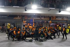 Lando Norris, McLaren MCL38, hace una parada en boxes