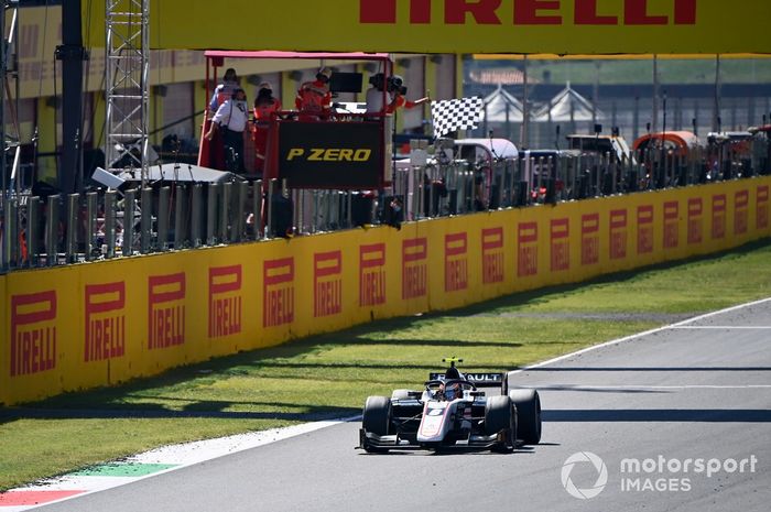 Christian Lundgaard, ART Grand Prix cruza la meta