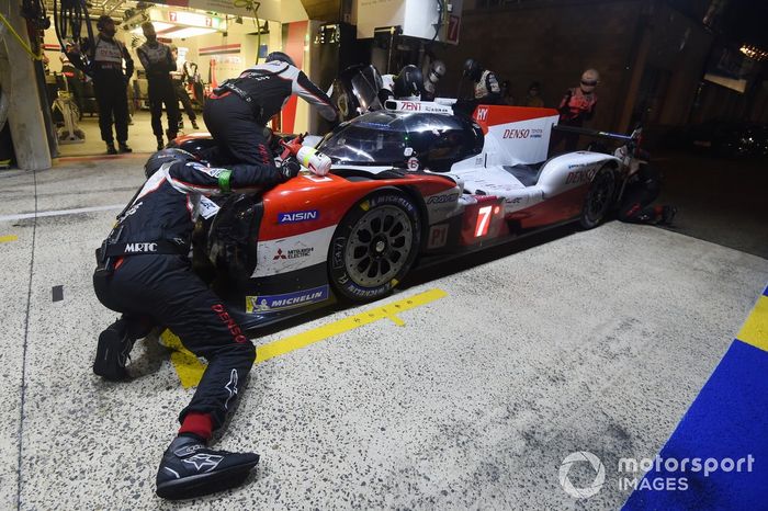 Pitstop #7 Toyota Gazoo Racing Toyota TS050: Mike Conway, Kamui Kobayashi, Jose Maria Lopez