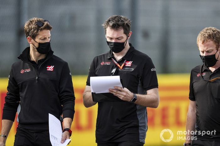 Romain Grosjean, Haas F1, recorre Imola con sus compañeros