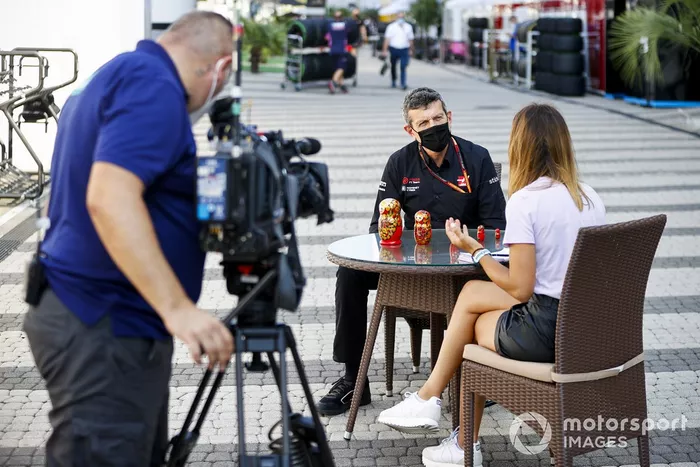 Guenther Steiner, director de Haas, habla ante los medios