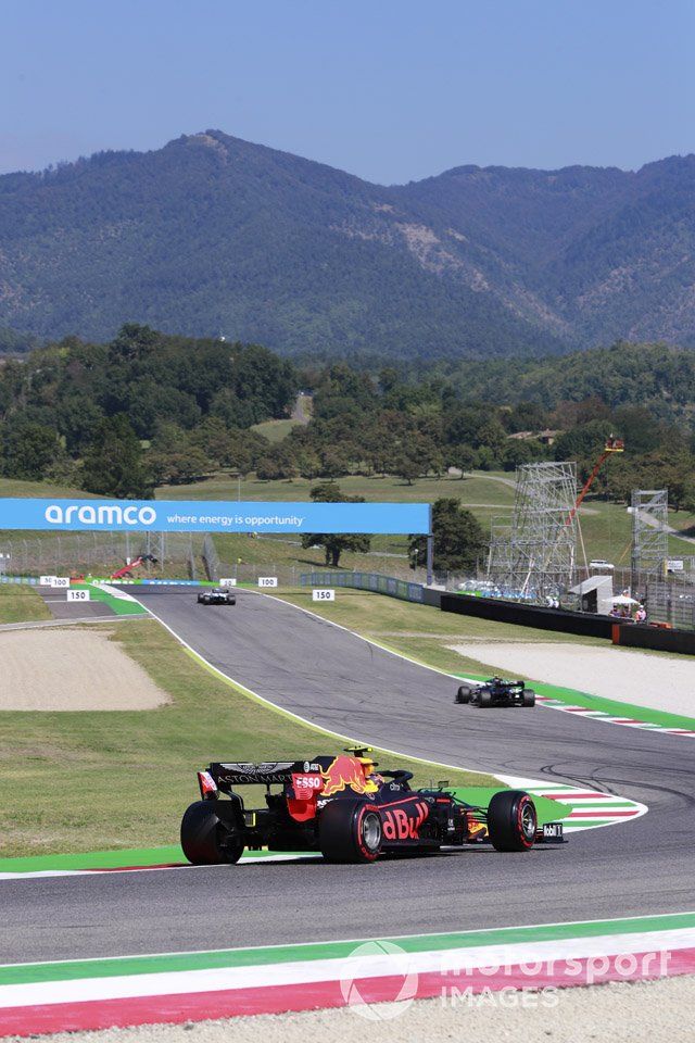 Valtteri Bottas, Mercedes F1 W11, Alex Albon, Red Bull Racing RB16