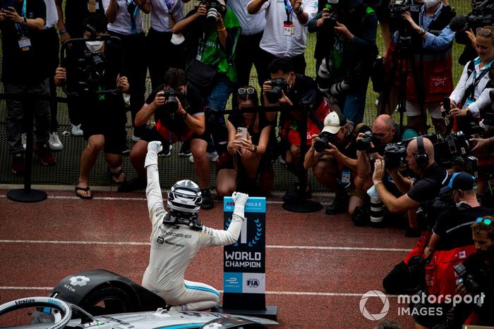 Stoffel Vandoorne, Mercedes-Benz EQ, segundo, celebra la consecución del título
