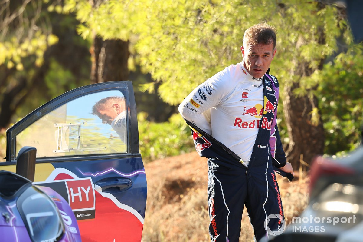 Sébastien Loeb tuvo que retirarse de la cabeza por un problema con el alternador.