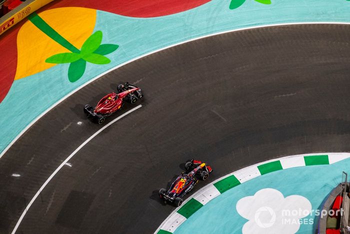 Carlos Sainz Jr., Ferrari F1-75, Sergio Pérez, Red Bull Racing RB18