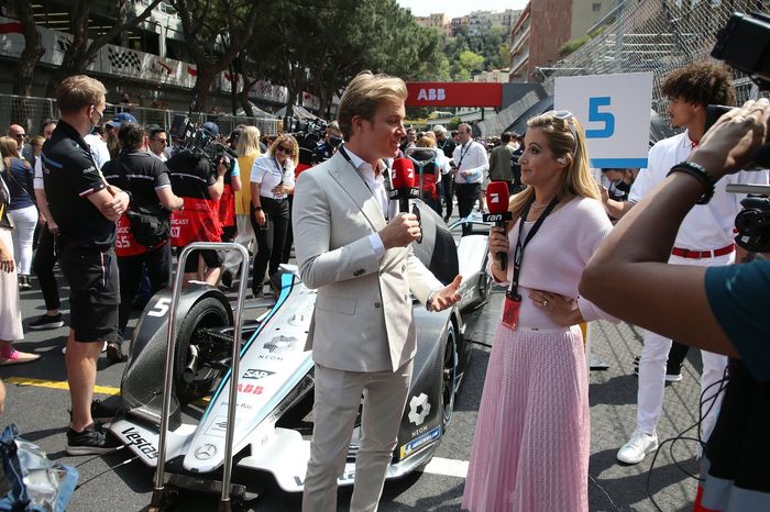 Nico Rosberg, ex piloto de F1, Andrea Kaiser, presentadora de televisión