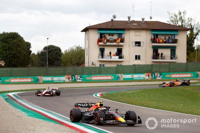 Sergio Pérez, Red Bull Racing RB18, Kevin Magnussen, Haas VF-22, Daniel Ricciardo, McLaren MCL36