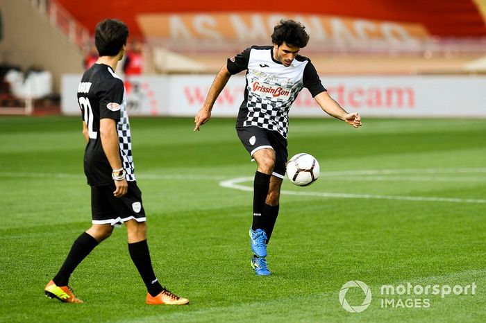 Carlos Sainz Jr., McLaren jugando a fútbol