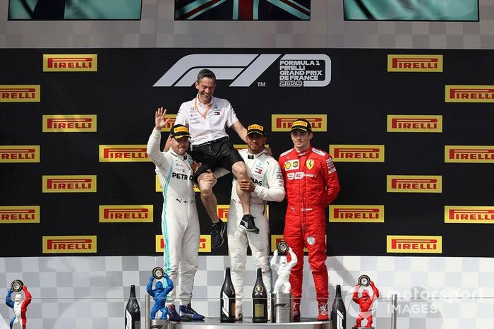 Valtteri Bottas, Mercedes AMG F1, Nathan Divey (mecánico de Hamilton), Lewis Hamilton, Mercedes AMG F1, y Charles Leclerc, Ferrari, en el podio