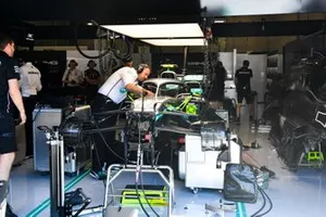Mechanics change the power unit in the car of Valtteri Bottas, Mercedes AMG W10
