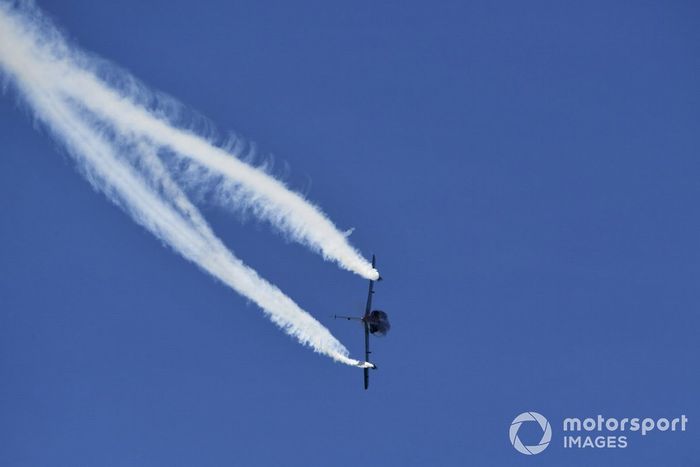 Un Alpha Jet pasa por el circuito