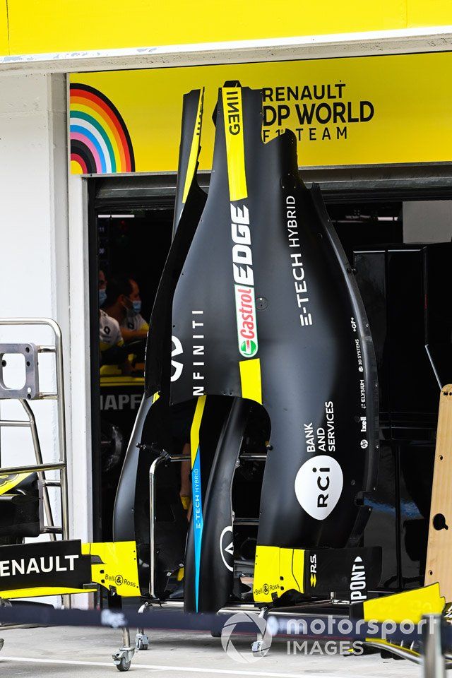 Una cubierta de motor del Renault F1 Team R.S.20 en el pit lane