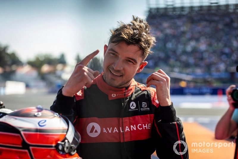 Jake Dennis, Andretti Autosport, 1ª posición, celebra tras la carrera