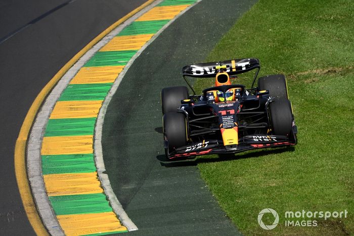 Sergio Pérez, Red Bull Racing RB19, corta en la hierba