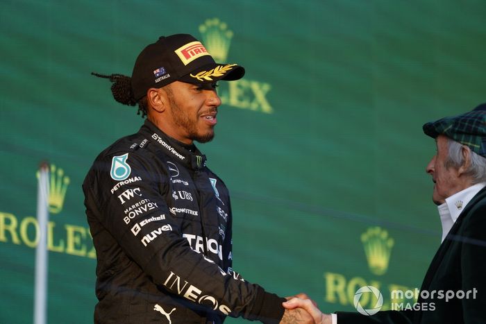 Lewis Hamilton, Mercedes-AMG, 2ª posición, en el podio con Sir Jackie Stewart