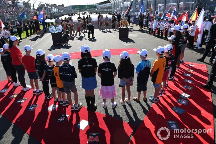 Los niños de la parrilla ven una representación antes del comienzo