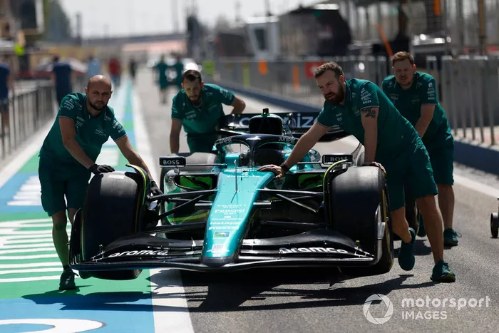 Aston Martin AMR23 con ingenieros en boxes