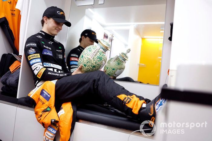 Oscar Piastri, McLaren F1 Team, 1ª posición, con el trofeo de ganador