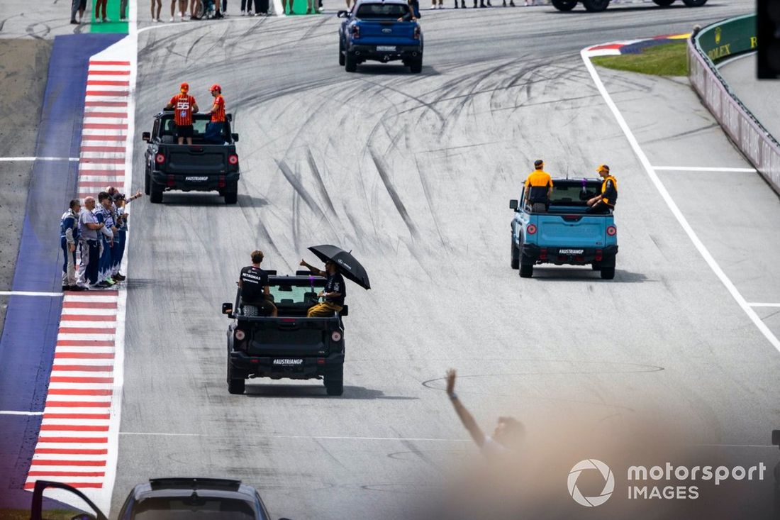 Kierowcy wyruszyli swoimi pojazdami na paradę kierowców