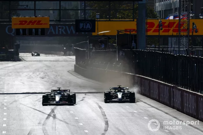 Oliver Bearman, Haas VF-24, lucha con Lewis Hamilton, Mercedes F1 W15 
