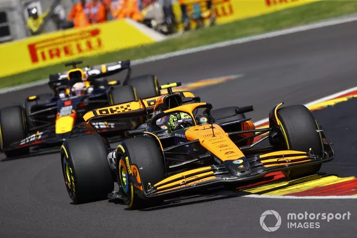 Lando Norris, McLaren MCL38, lidera Max Verstappen, Red Bull Racing RB20