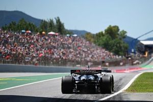 Kevin Magnussen, Haas VF-24, sale del pit lane