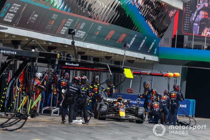 Max Verstappen, Red Bull Racing RB20, sale de su box tras una parada