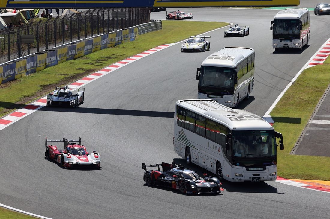 #7 Toyota Gazoo Racing Toyota GR010 - Hybrid: Mike Conway, Kamui Kobayashi, Nyck de Vries, #5 Porsche Penske Motorsport Porsche 963: Matt Campbell, Michael Christensen, Frederic Makowiecki, safari en pista