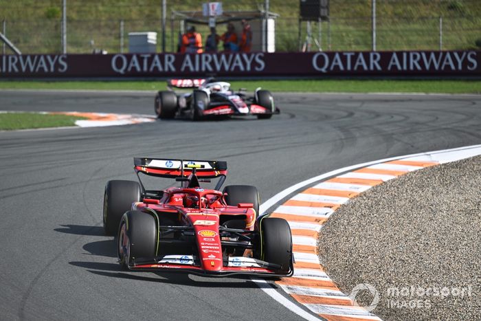 Carlos Sainz, Ferrari SF-24, Kevin Magnussen, Haas VF-24