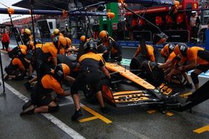 El equipo de boxes del McLaren F1 Team practica una parada en boxes de Lando Norris, McLaren MCL38 