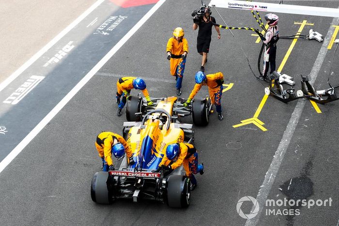 Los mecánicos hacen retroceder a Lando Norris y McLaren en el pit lane