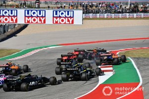 Alex Albon, Red Bull Racing RB15 es lanzado al aire en la salida, mientras lucha entre Charles Leclerc, Ferrari SF90 y Carlos Sainz Jr. y McLaren MCL34 en la salida