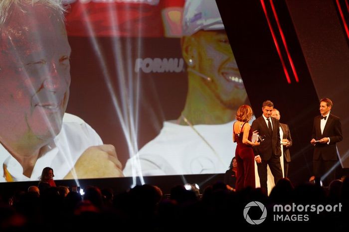 Martin Brundle entrega el premio John Bolster a Michael Masi, Director de Carrera de la FIA, en nombre del difunto Charlie Whiting
