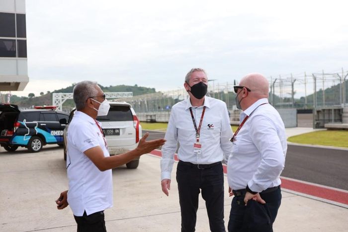 Priandhi Satria, presidente del circuito, con Mike Webb, Director de Carrera de MotoGP, en el Circuito Pertamina Mandalika