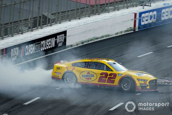Joey Logano, Equipo Penske, Ford Mustang Shell Pennzoil celebra su victoria en la carrera