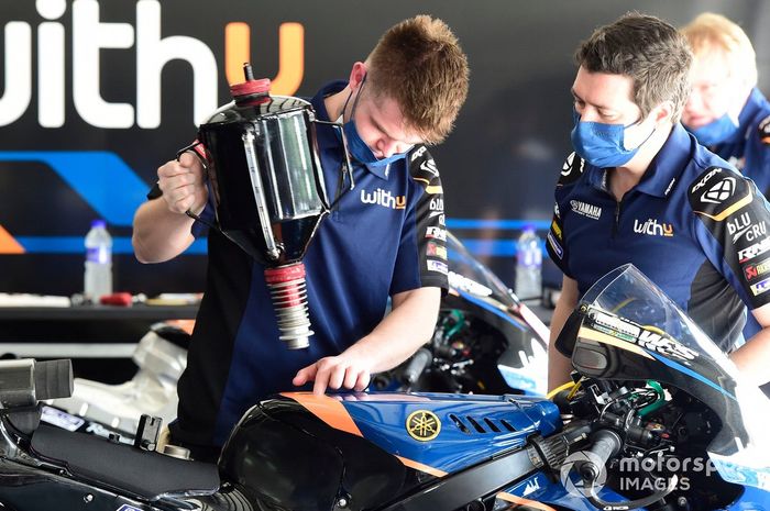 El RNF MotoGP Racing llenando combustible