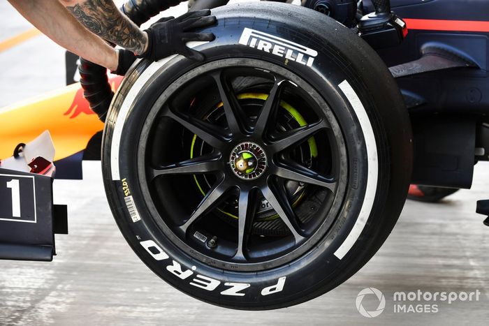 Neumático Pirelli en el coche de Sergio Pérez, Red Bull Racing RB15 adaptado (muleto) con los Pirelli de 18 pulgadas 