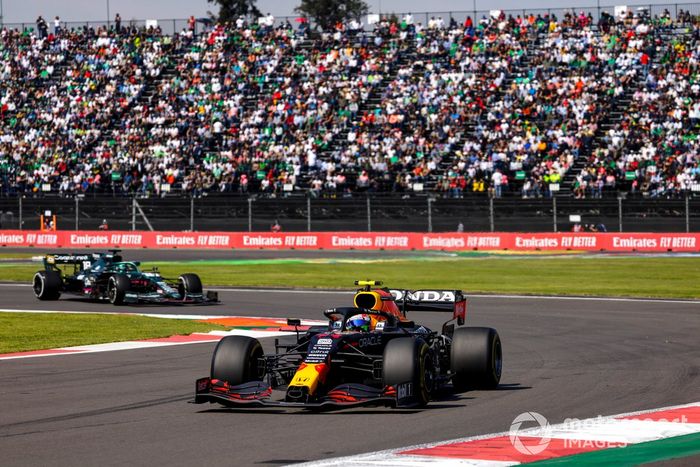 Sergio Pérez, Red Bull Racing RB16B, Lance Stroll, Aston Martin AMR21