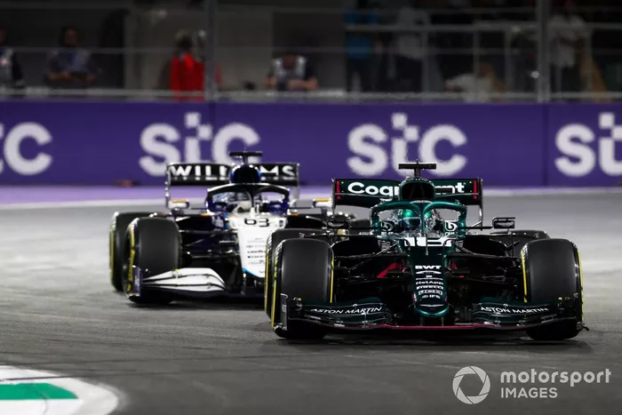 Lance Stroll, Aston Martin AMR21, George Russell, Williams FW43B
