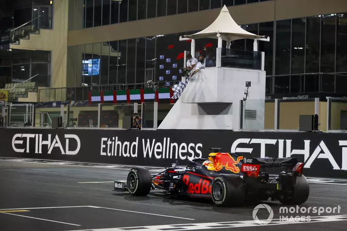 Max Verstappen, Red Bull Racing RB16, 1ª posición, toma la bandera a cuadros