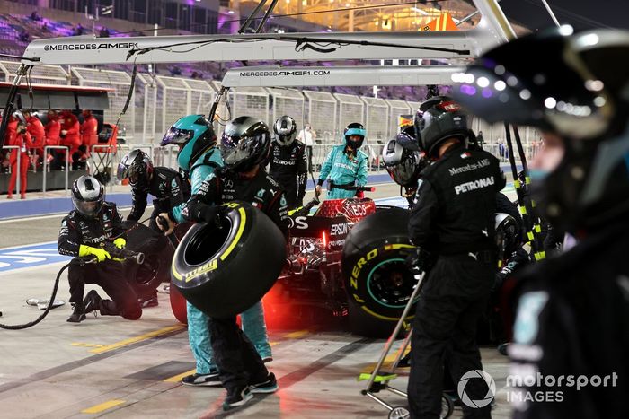 George Russell, Mercedes F1 W11, en pits