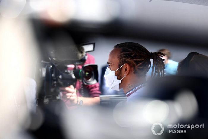 Lewis Hamilton, Mercedes, habla con los medios