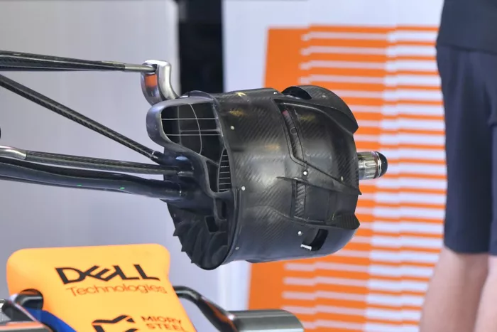 Detalle del conducto del freno delantero del McLaren MCL35M