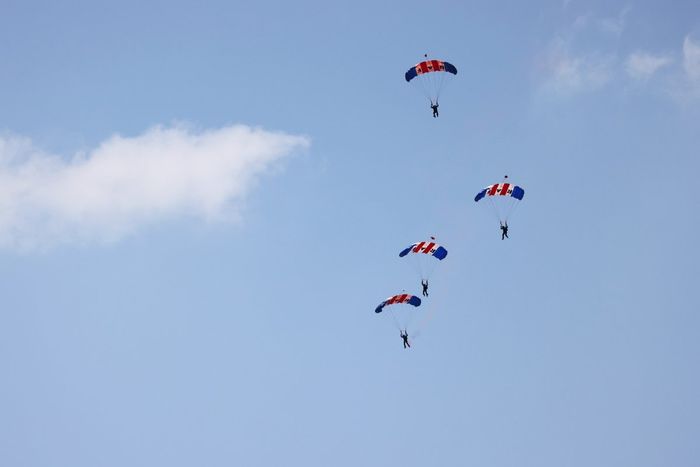 El equipo de exhibición de paracaidistas de los halcones de la RAF